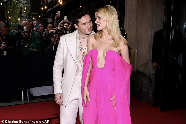 Nicola Peltz xuất hiện với bộ đầm cực sexy tại Met Gala 2022.