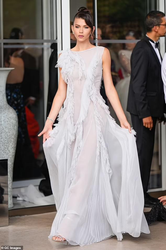 ... tô điểm bằng những vạt bèo nhún và xếp ly cực điệu đà và quyến rũ.