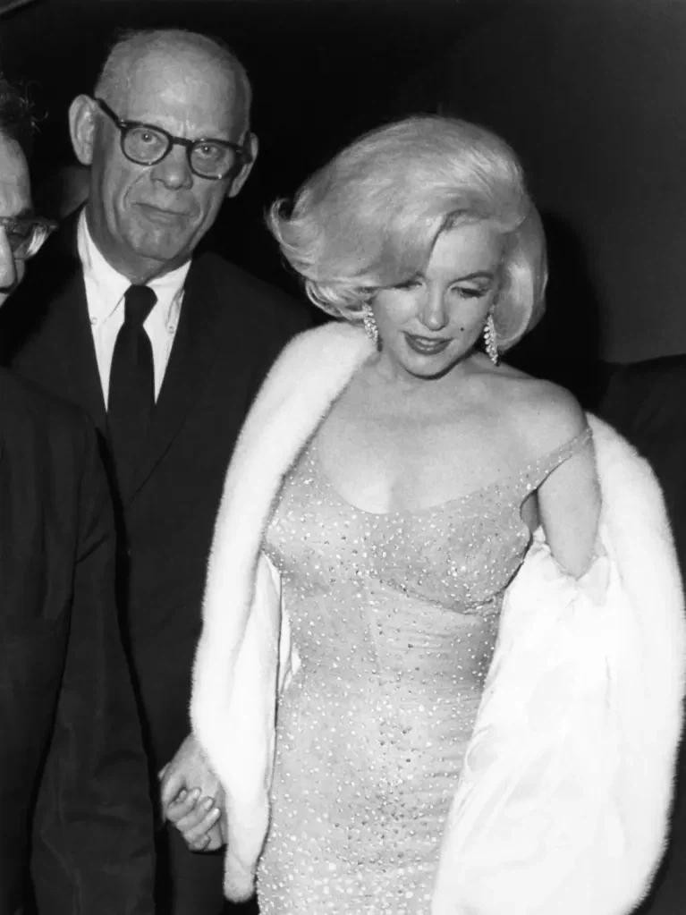Đây là bộ cánh Marilyn Monroe mặc để hát mừng sinh nhật cựu Tổng thống Mỹ John F. Kennedy vào năm 1962.