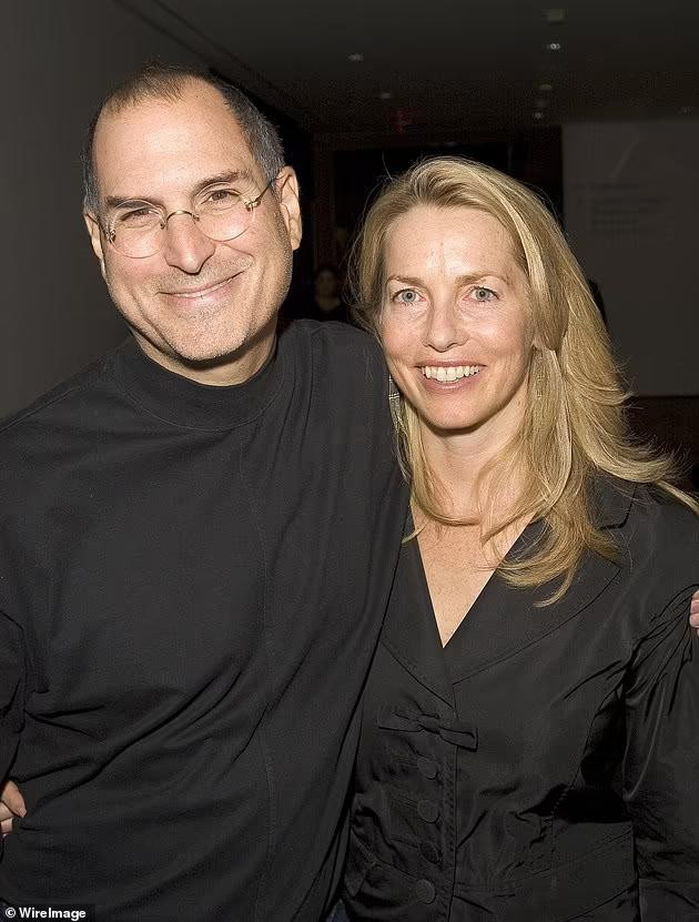 Cố CEO Steve Jobs và vợ Laurene Powell. Ảnh chụp năm 2005. Steve Jobs qua đời vào tháng 10/2011 vì ung thư tuyến tụy. Trong một bài phỏng vấn Laurene Powell trước đây, bà Laurene Powell cho biết bà sẽ không chia số tài sản thừa hưởng từ chồng cho các con mà sử dụng cho mục đích từ thiện, nhằm "tạo ra những điều tốt đẹp nhất" trên thế giới.