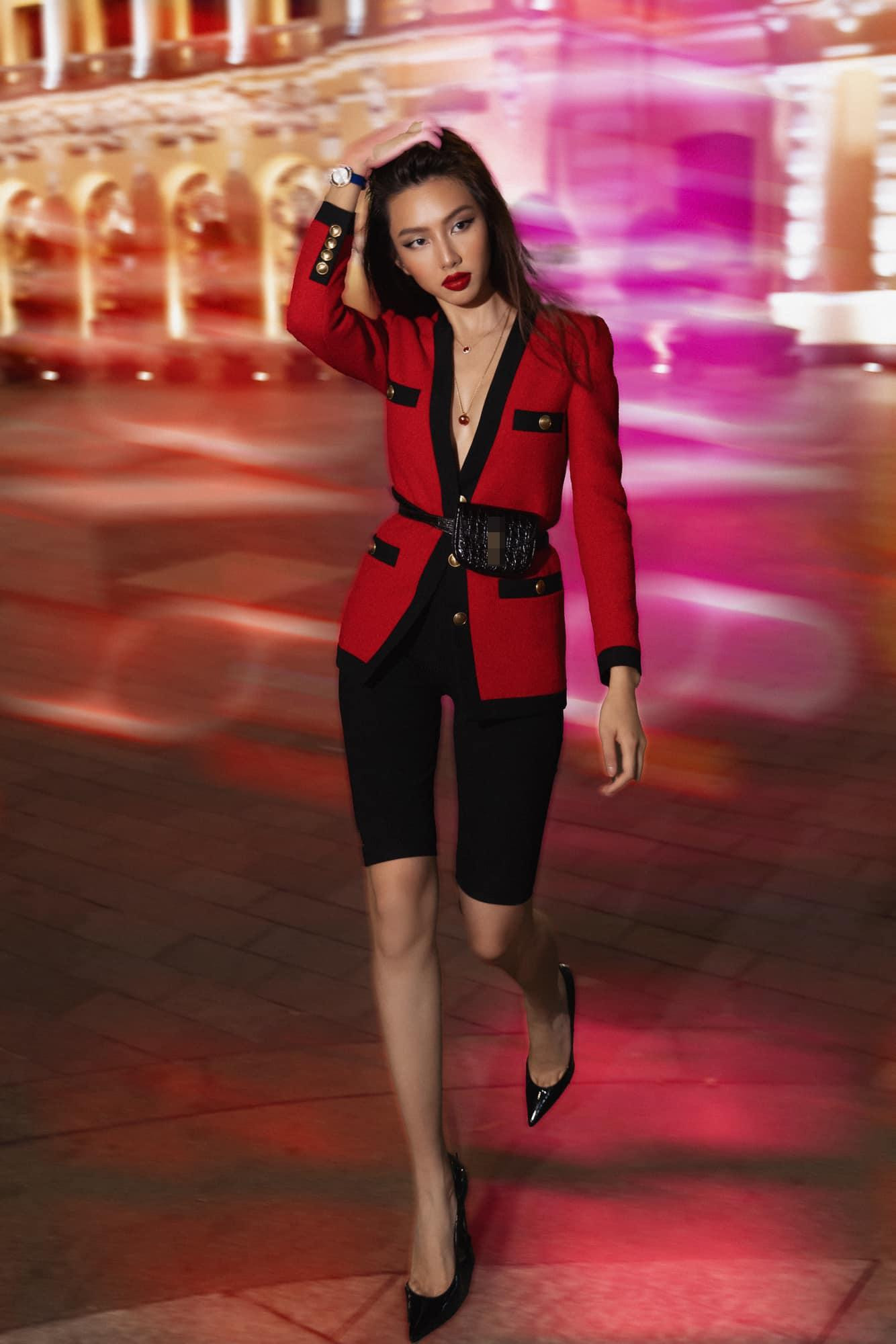 Mới đây, Hoa hậu Hòa bình Quốc tế 2021 Nguyễn Thúc Thùy Tiên xuất hiện cực sành điệu và quyến rũ với set đồ ấn tượng trên phố.