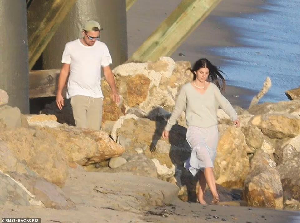 Cặp uyên ương nổi tiếng luôn lọt tầm ngắm của giới săn ảnh và lần này cũng vậy. Đây là những hình ảnh được săn từ xa cho nên chất lượng ảnh không được rõ nét...