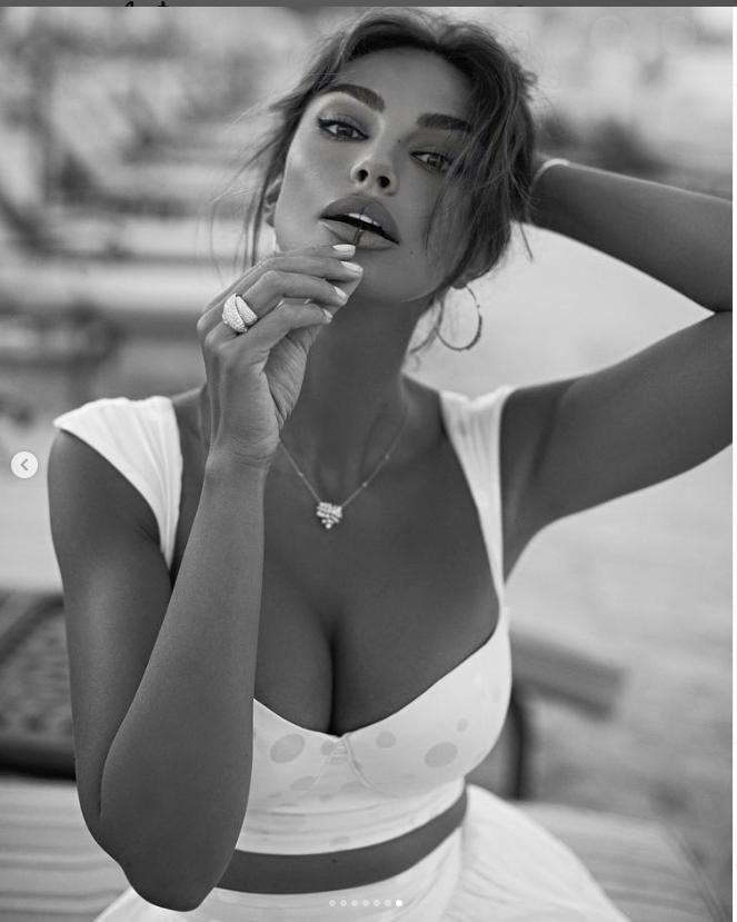 Cô được nhiều chuyên gia sắc đẹp nhận định sở hữu vẻ đẹp đặc biệt và hiếm có.