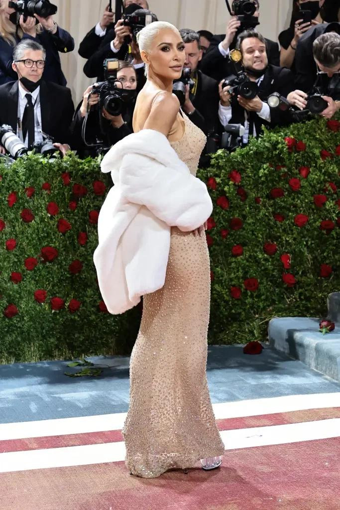 ... để mặc vừa bộ cánh của huyền thoại Marilyn Monroe cách đây 60 năm.