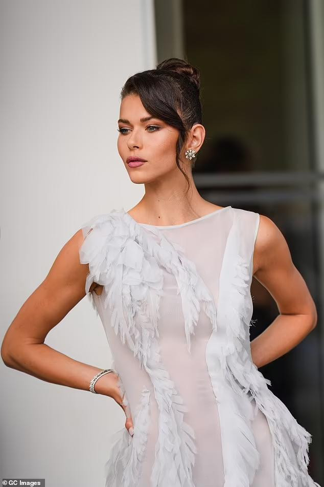 Dự buổi công chiếu phim về cuộc đời và sự nghiệp của huyền thoại âm nhạc Elvis Presley, nàng mẫu đến từ New Zealand thu hút mọi sự chú ý với chiếc váy màu ghi đá xuyên thấu...