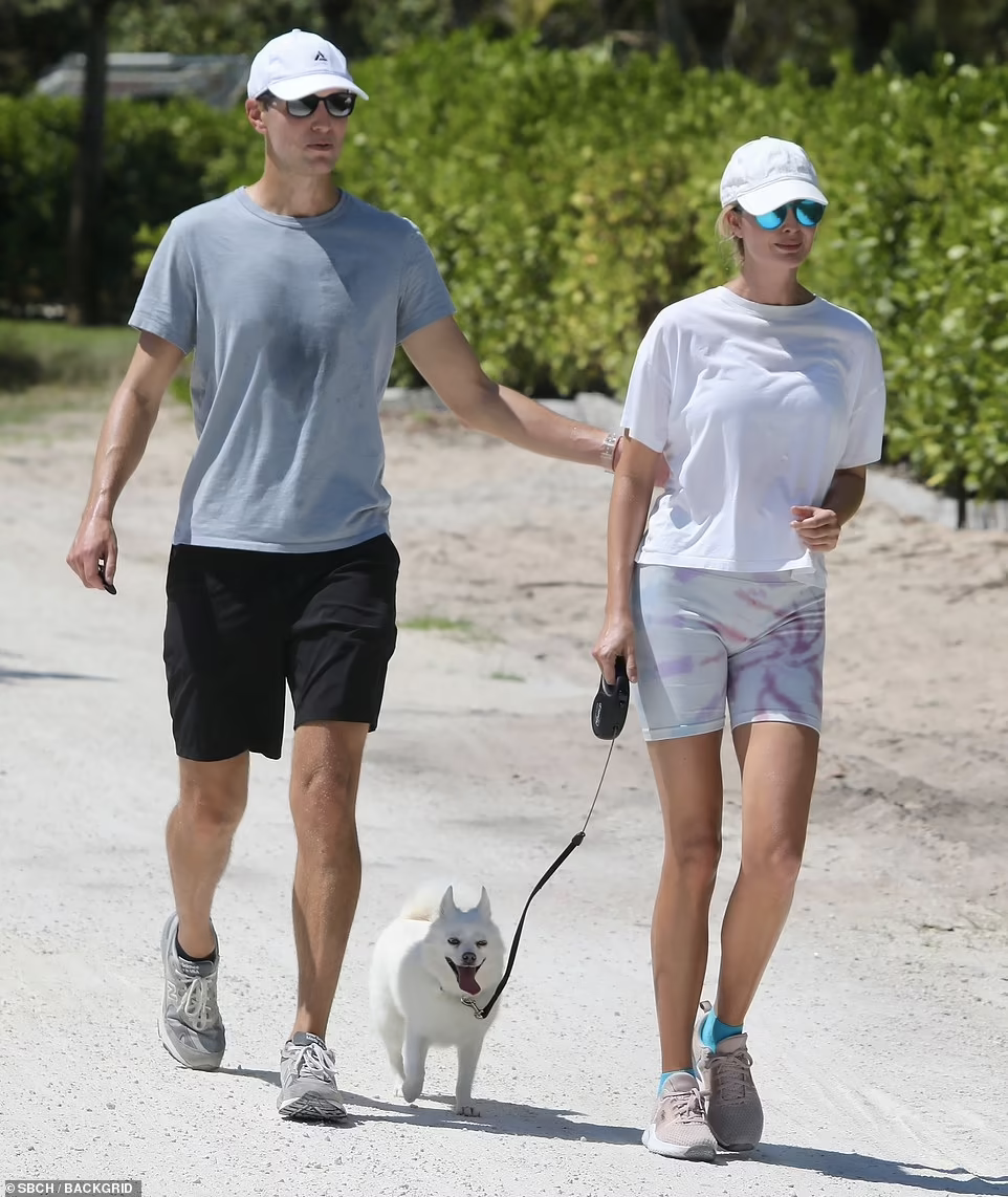 Đôi vợ chồng nổi tiếng cũng bị chụp lại hình ảnh dắt chó đi dạo vào hôm qua ở Miami với phong cách trẻ trung, khỏe khoắn.