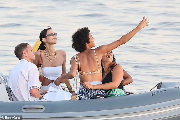 Sau khoảng 8 năm bước chân vào làng mẫu, Bella Hadid không những thoát khỏi danh xưng em gái Gigi Hadid mà còn vượt chị về độ đình đám và trở thành một trong những chân dài nổi tiếng hàng đầu làng mốt quốc tế.