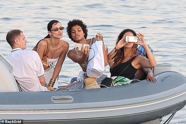 Bella Hadid là một trong những mỹ nhân xinh đẹp nổi bật tại LHP Cannes vừa diễn ra ở Pháp.