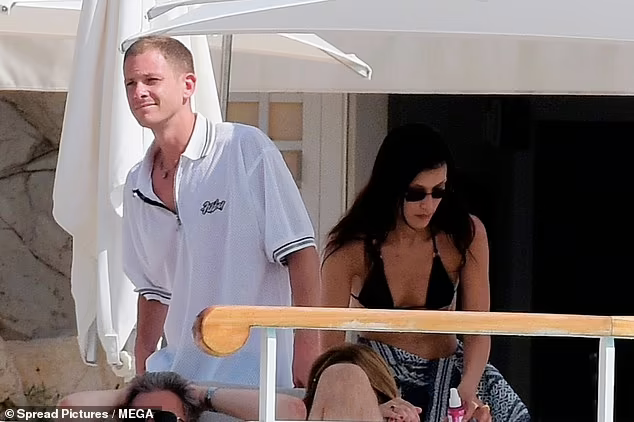 Bella Hadid từng được biết đến sở hữu body lý tưởng với chiều cao 1m74 và số đo 3 vòng hoàn hảo: 86-61-86 (cm), tuy nhiên, với thân hình hiện tại thì có lẽ chỉ số hình thể của em gái siêu mẫu Gigi Hadid đã không còn giữ được.