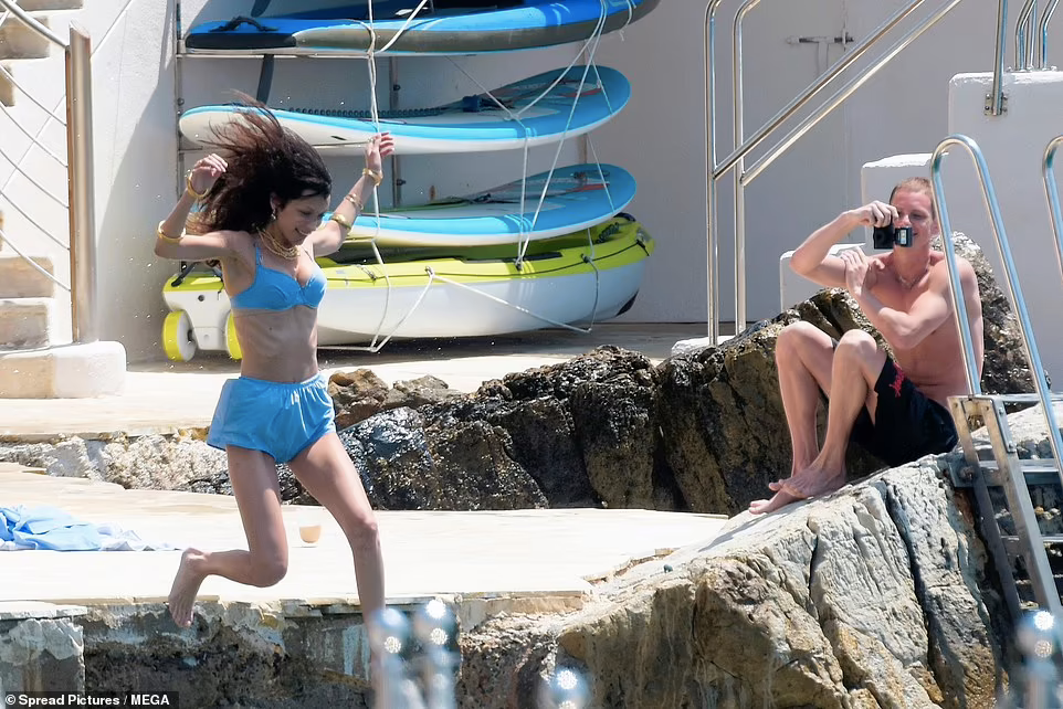 Sau chia tay nam ca sĩ The Weeknd vào năm 2019 khiến người hâm mộ tiếc nuối, Bella Hadid công khai hẹn hò Marc Kalman vào tháng 7 năm ngoái.