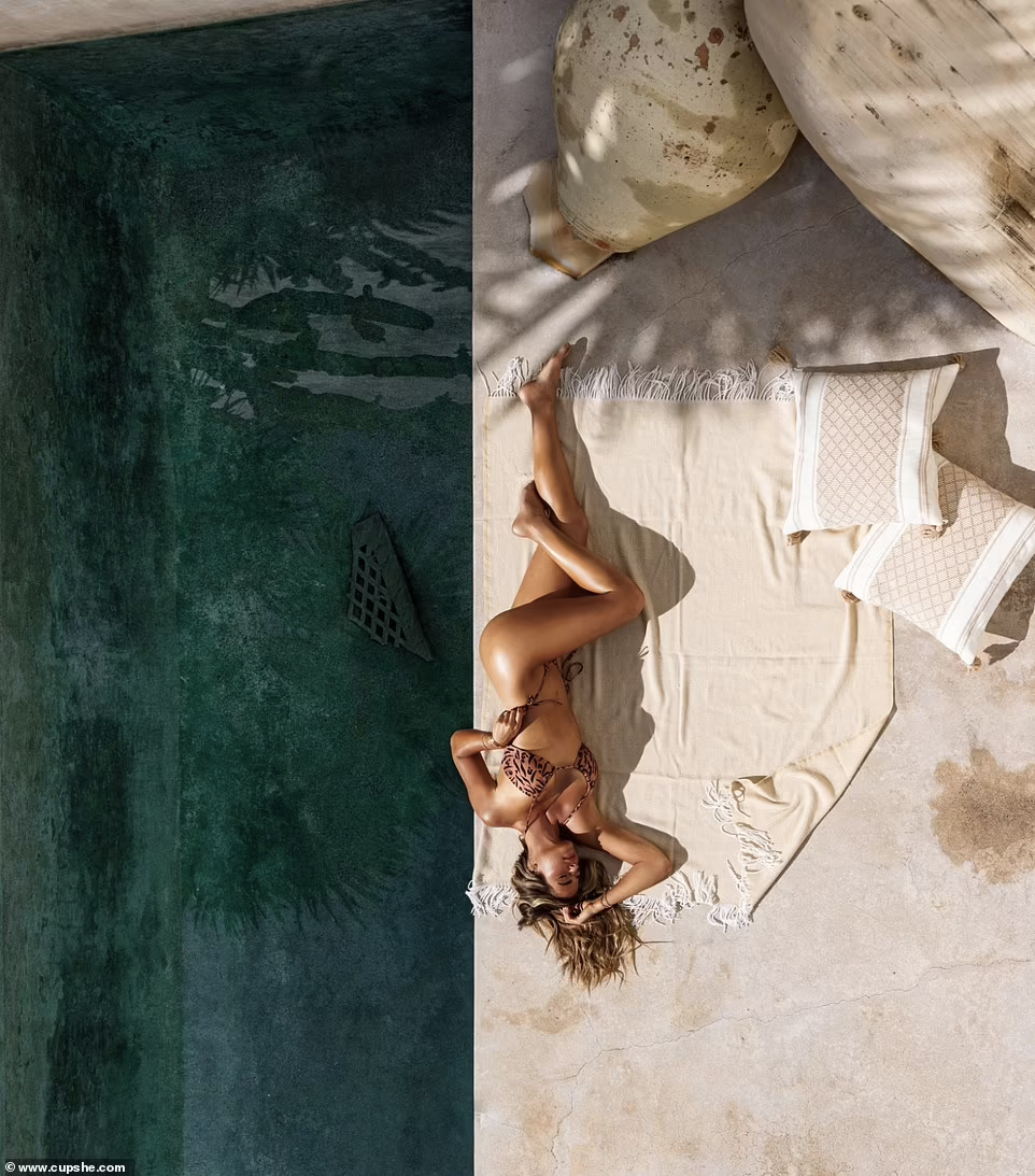 Đây là những mẫu đồ bơi nằm trong bộ sưu tập Cupshe - JoJo Fletcher do cô hợp tác thiết kế với Cupshe. Đây là những mẫu đồ bơi nằm trong bộ sưu tập Cupshe - JoJo Fletcher do cô hợp tác thiết kế với Cupshe.