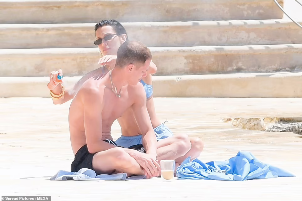 Người đẹp xịt kem dưỡng da chống nắng cho bạn trai.