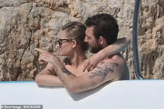 Toni Garrn tổ chức đám cưới với nam diễn viên Alex Pettyfer vào đầu tháng 10/2020 tại cung điện Berner Schloss ở Hamburg, Đức - quê nhà cô dâu.