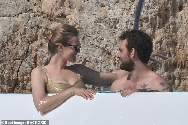 Cặp đôi không ngừng trao nhau nụ cười cùng ánh mắt tình tứ khiến fan không khỏi ghen tị.