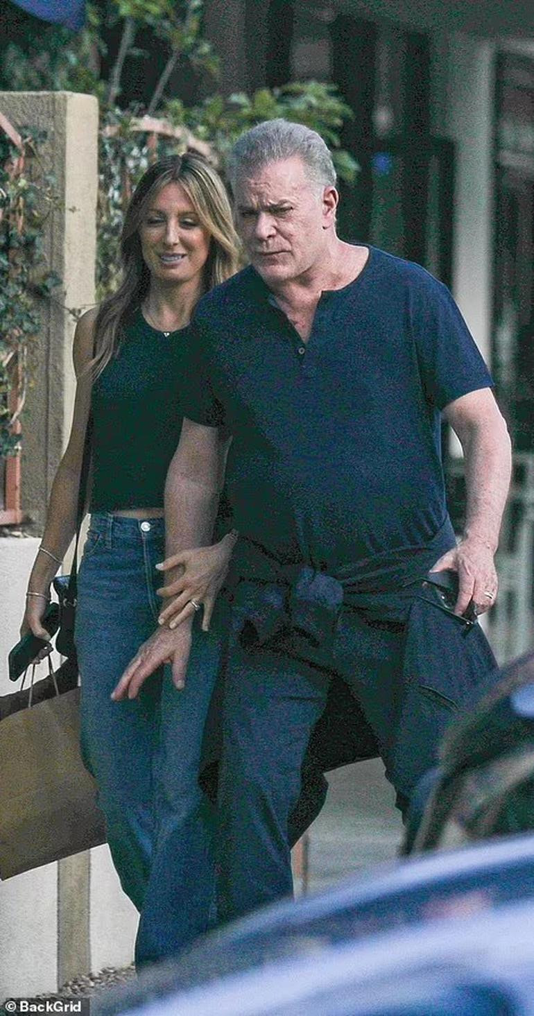 Nam diễn viên Ray Liotta bên hôn thê - cô Jacy Nittolo (46 tuổi) (Ảnh: Daily Mail).