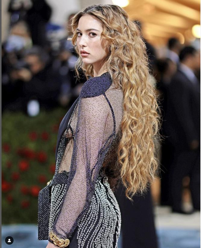 Eve Jobs hiện có 272 ngàn người theo dõi trên Instagram cá nhân. Bức ảnh xinh đẹp với thần thái đầy quyền lực khi Eve Jobs dự "đại tiệc" thời trang hoành tráng nhất hành tinh Met Gala 2022 mới đây được người đẹp tung lên Instagram cách đây nửa ngày.