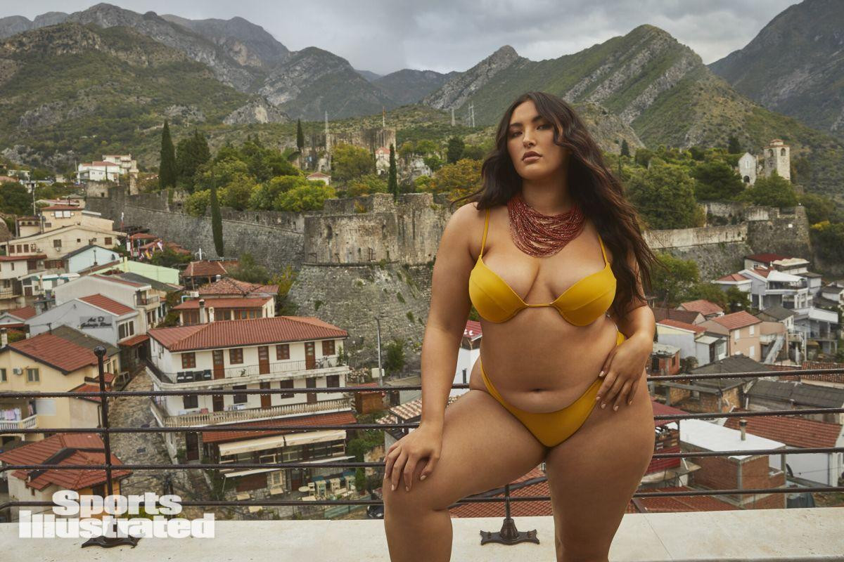 Trong khi đó, người đẹp ngoại cỡ gốc Nhật cũng cho biết rất vinh dự khi trở thành một phần của gia đình SI Swimsuit cũng như đại diện cho các cô gái châu Á có vóc dáng tròn đầy được xuất hiện trên ấn phẩm này.