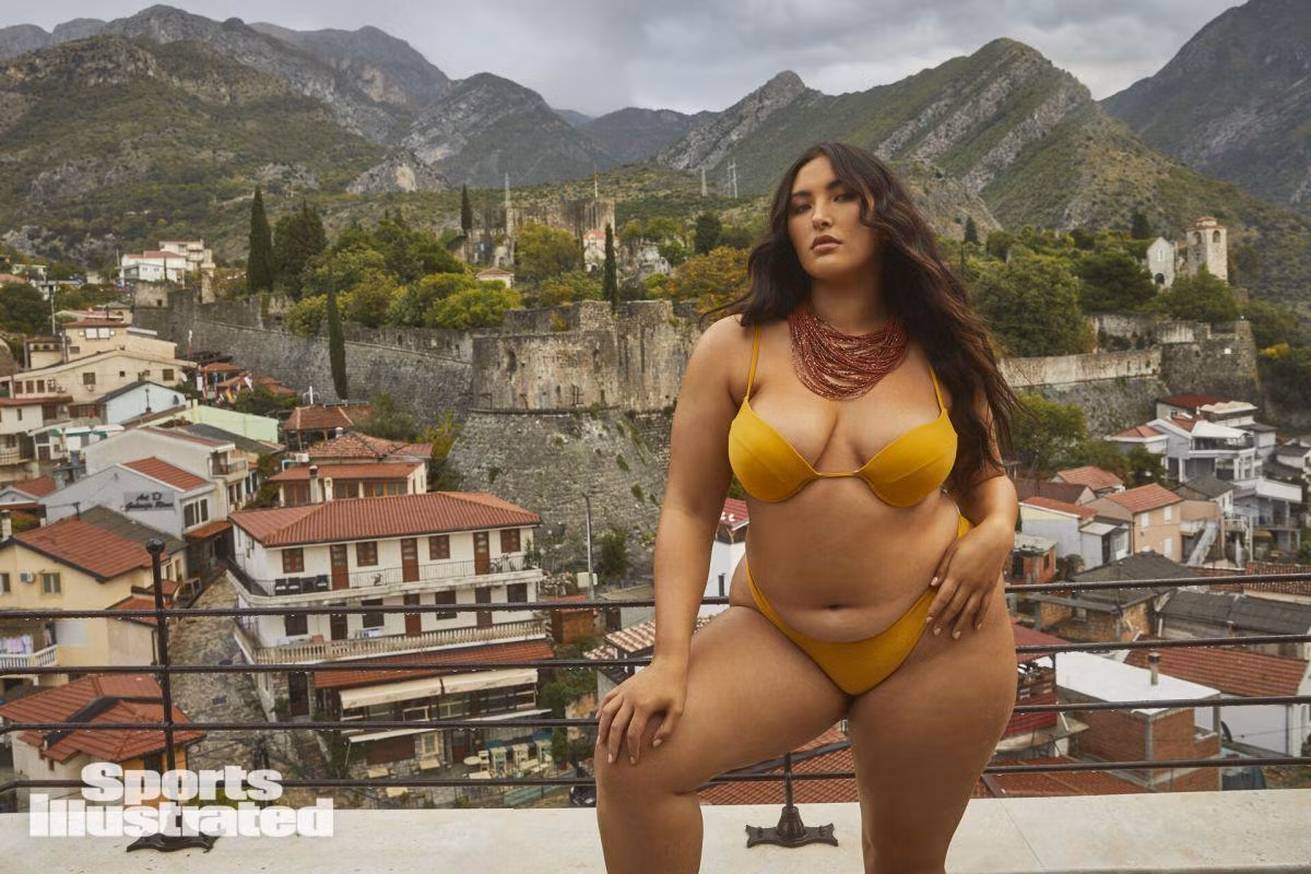 Trong khi đó, người đẹp ngoại cỡ gốc Nhật cũng cho biết rất vinh dự khi trở thành một phần của gia đình SI Swimsuit cũng như đại diện cho các cô gái châu Á có vóc dáng tròn đầy được xuất hiện trên ấn phẩm này.