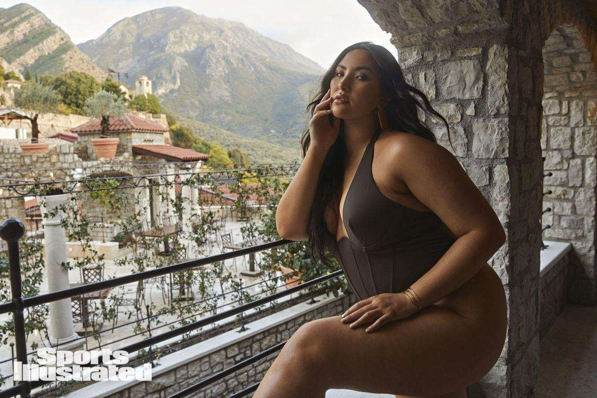 Trước khi góp mặt trên trang bìa, Yumi Nu là tân binh của SI Swimsuit năm ngoái, ghi dấu ấn là người mẫu ngoại cỡ gốc Á đầu tiên được SI Swimsuit với tư cách tân binh.