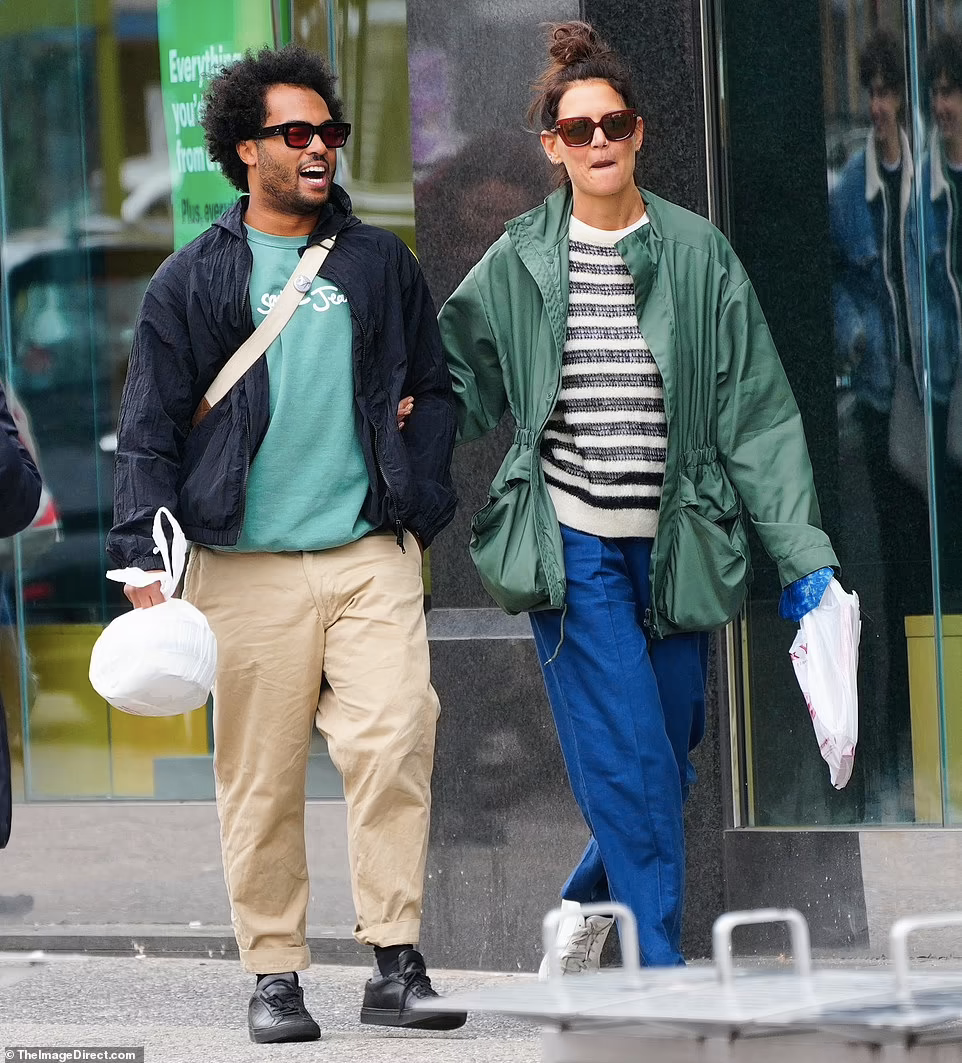 Katie Holmes tay trong tay bạn trai kém 11 tuổi dạo phố...