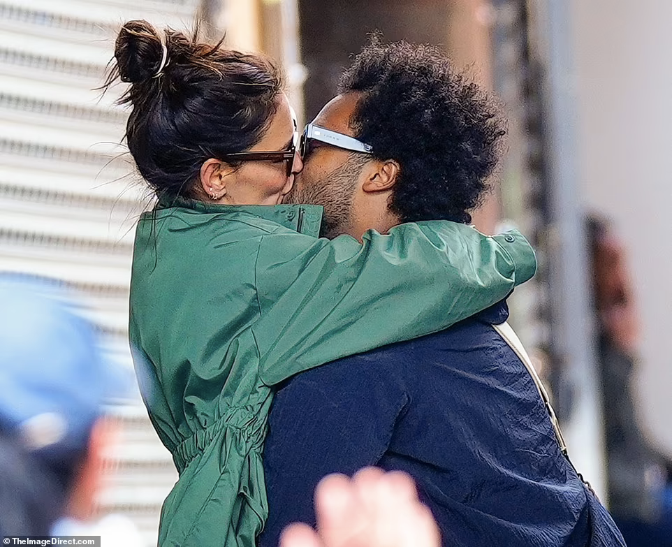 ... và khóa môi say sưa bất chấp mọi ánh nhìn.