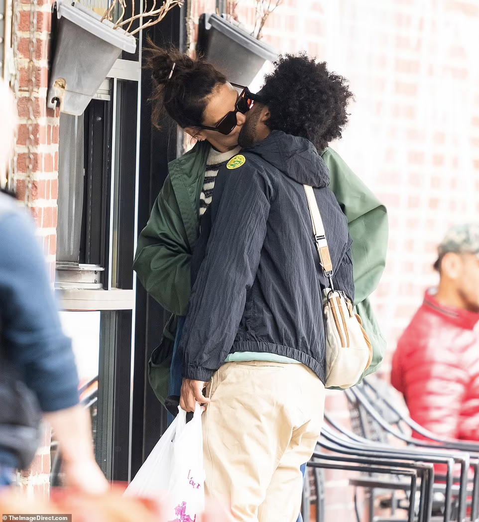 Katie Holmes tay trong tay bạn trai kém 11 tuổi dạo phố...