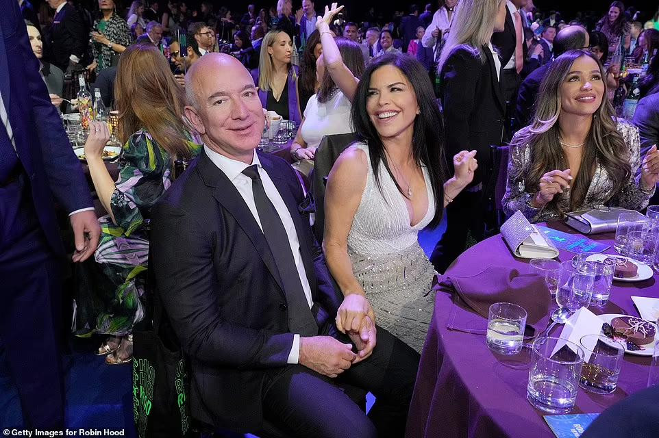 Jeff Bezos và bạn gái vui vẻ tại bữa tiệc của sự kiện. Jeff Bezos và bạn gái vui vẻ tại bữa tiệc của sự kiện.