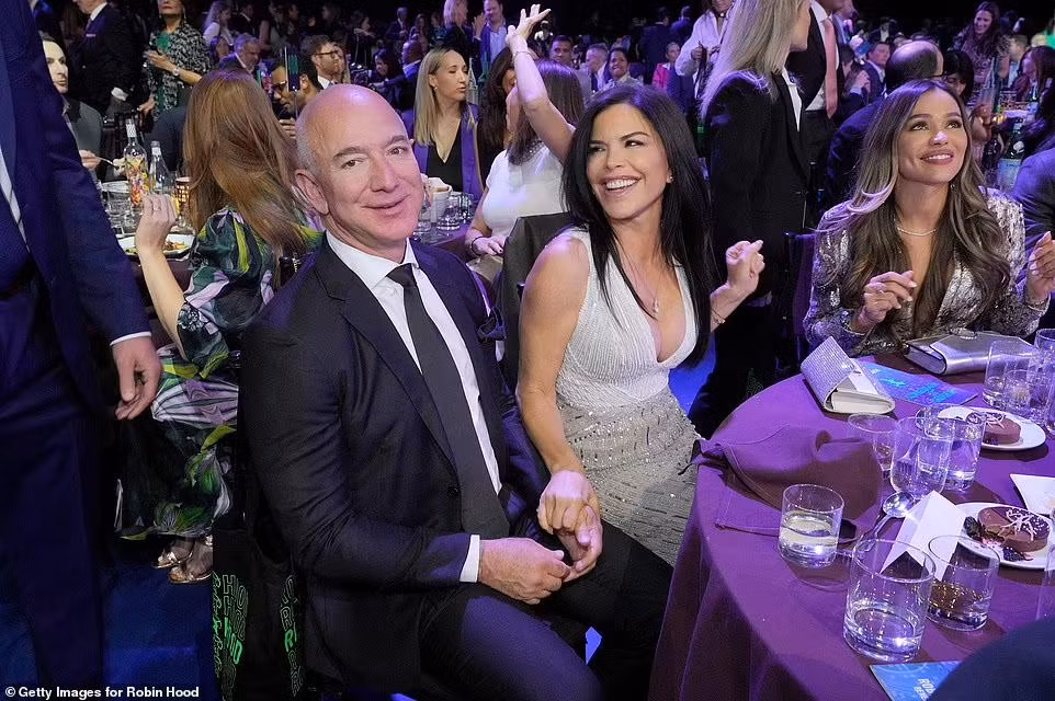 Jeff Bezos và bạn gái vui vẻ tại bữa tiệc của sự kiện.