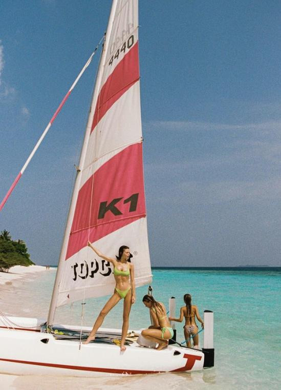 Sinh ra ở Nga nhưng hiện Kate Li sinh sống và lập nghiệp tại Los Angeles, California (Mỹ). Sinh ra ở Nga nhưng hiện Kate Li sinh sống và lập nghiệp tại Los Angeles, California (Mỹ).