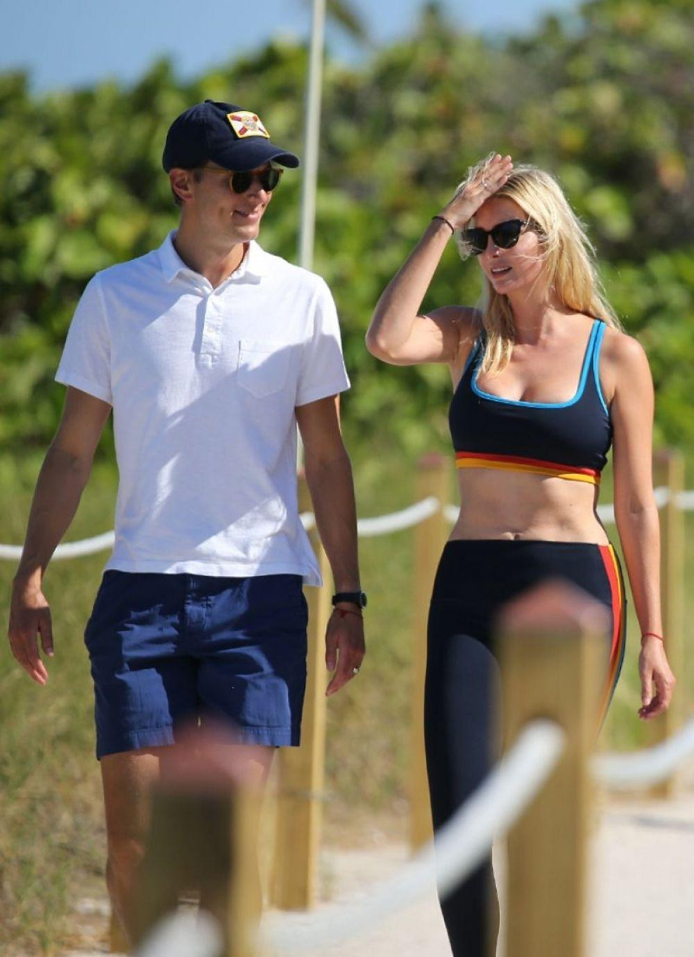 Cựu người mẫu sinh năm 1981 và chồng bằng tuổi được trông thấy vui vẻ trò chuyện khi đi dạo cùng nhau.