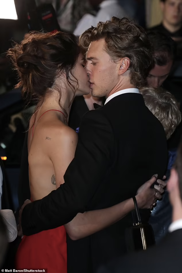 Bất chấp đám đông xung quanh, Kaia Gerber và Austin Butler vẫn vô tư âu yếm khóa môi ngọt ngào.