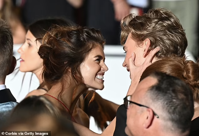 Nàng mẫu 2k bắt đầu cuộc tình với nam diễn viên Austin Butler vào tháng 12 năm ngoái, chỉ sau 1 tháng Kaia Gerber chia tay tài tử người Úc Jacob Elordi 25 tuổi sau 1 năm bên nhau.