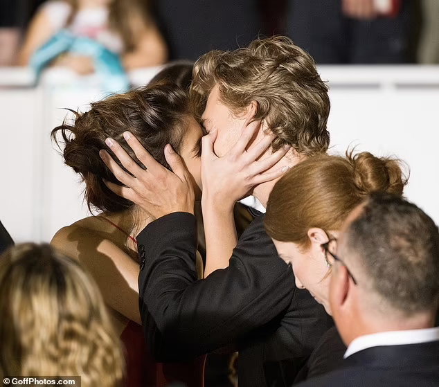 Sau chia tay Vanessa Hudgens, tháng 8/2021, Austin Butler bị bắt gặp khóa môi mặn nồng Lily-Rose Depp - con gái "cướp biển vùng Caribbean" Johnny Depp - ở London (Anh) dấy lên nghi vấn hẹn hò nhưng cả hai không lên tiếng.