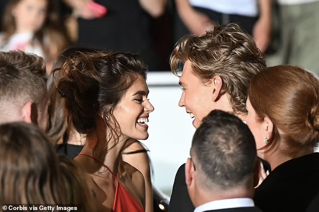 Cặp đôi người mẫu - diễn viên đình đám ở Hollywood liên tục bị chụp lại những khoảnh khắc tình tứ...