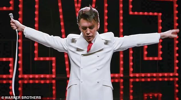 Austin Butler hóa thân vào vai huyền thoại âm nhạc Elvis Presley của đạo diễn Baz Luhrmann. Vị đạo diễn cho biết không ai có thể phù hợp cho nhân vật Elvis Presley ngoài Austin Butler.