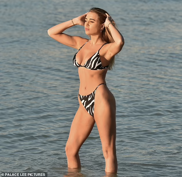 Người đẹp sinh năm 1994 diện bộ bikini họa tiết đen trắng, tôn vóc dáng cực nóng bỏng và thả dáng đẹp như đang trên sàn catwalk.