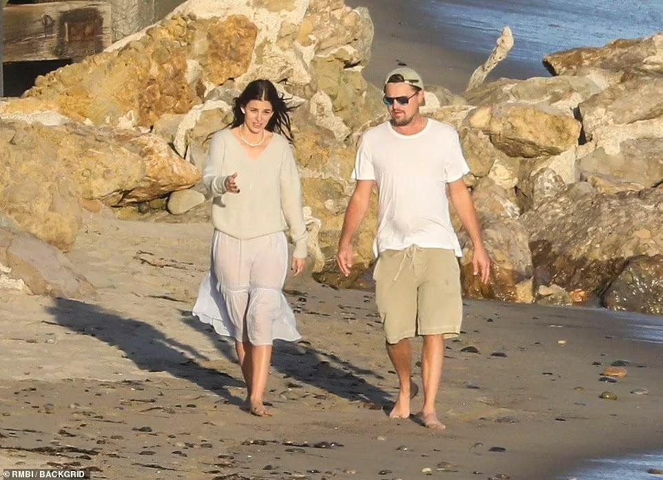 Ngoài những lúc đi dạo và trò chuyện, tài tử sinh năm 1974 và bạn gái còn có những shoot hình âu yếm ngọt ngào...