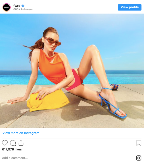 Kendall Jenner cũng đăng tải hình ảnh thời trang mới lên Instagram có lượng fan khủng là 237 triệu người theo dõi khiến fan phát "sốt".