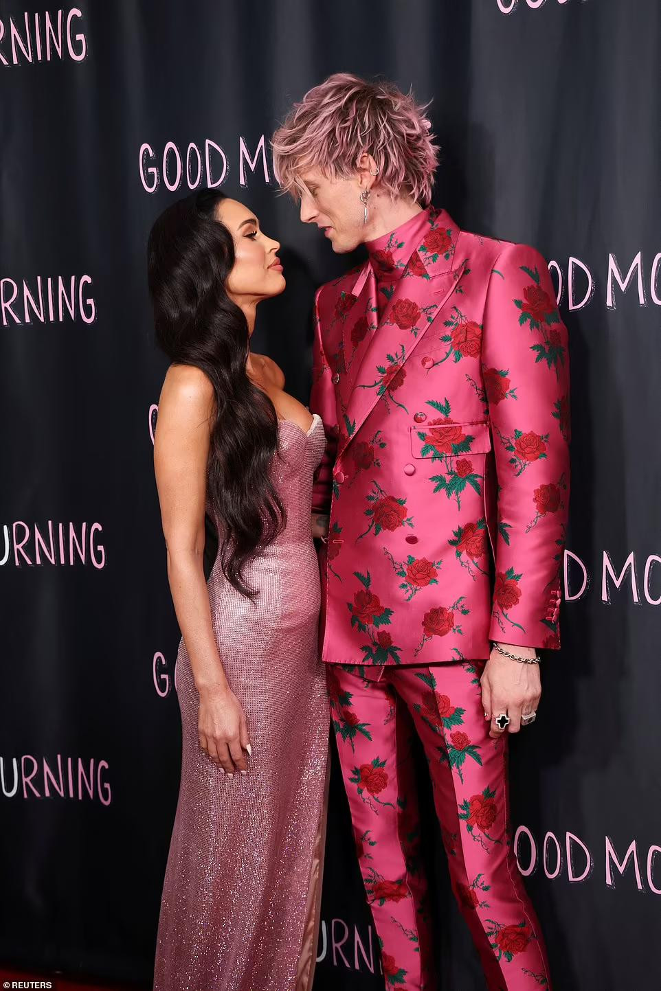 Đầu tháng 1 vừa qua, Megan Fox đăng lên Instagram đoạn video ghi lại cảnh cô được Machine Gun Kelly cầu hôn tại một khu nghỉ dưỡng 5 sao ở Puerto Rico.