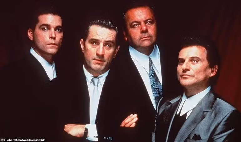 Ray Liotta (ngoài cùng bên trái) và các bạn diễn trong phim "Goodfellas" (Ảnh: Daily Mail). Ray Liotta (ngoài cùng bên trái) và các bạn diễn trong phim "Goodfellas" (Ảnh: Daily Mail).