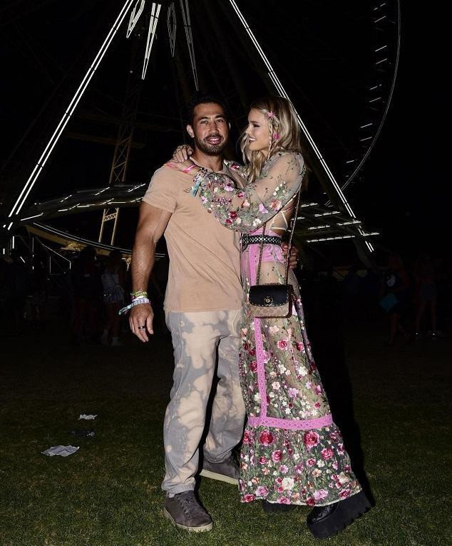 Joy ôm ấp bạn trai Mehran Moghaddam tại đại nhạc hội hàng đầu nước Mỹ vừa qua.