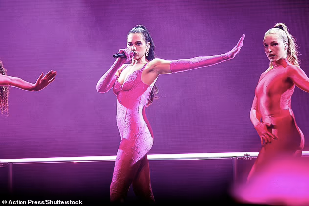 Dua Lipa sexy trình diễn trên sân khấu tại nhà thi đấu Lanxess ở Cologne tối hôm qua. Dua Lipa sexy trình diễn trên sân khấu tại nhà thi đấu Lanxess ở Cologne tối hôm qua.