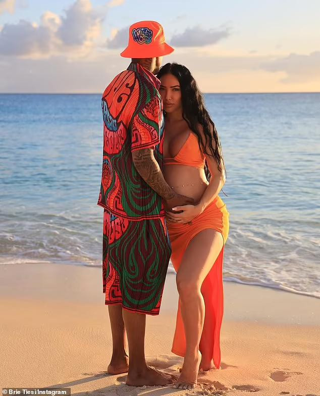 Nàng mẫu sinh năm 1991 đang mang thai đứa con thứ 8 của Nick Cannon. Trước đó, anh đã có 7 người con với 5 người phụ nữ.