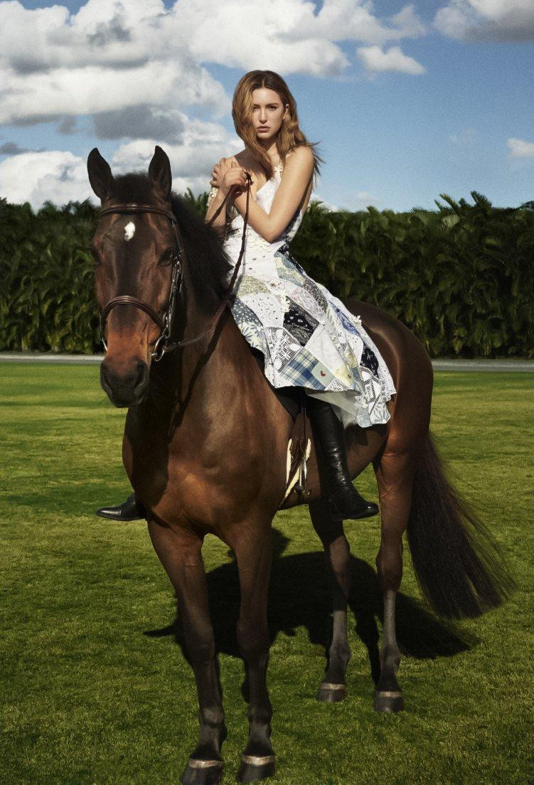 \Steve Jobs qua đời khi Eve Jobs chỉ mới 12 tuổi. vợ ông - bà Laurene Powell-Jobs - khẳng định khối tài sản 35,4 tỷ USD sẽ không bao giờ được trao cho các con vì tâm nguyện Steve Jobs là muốn các con tự lập. Bản thân Eve Jobs cũng chỉ nhận được 10 triệu USD.