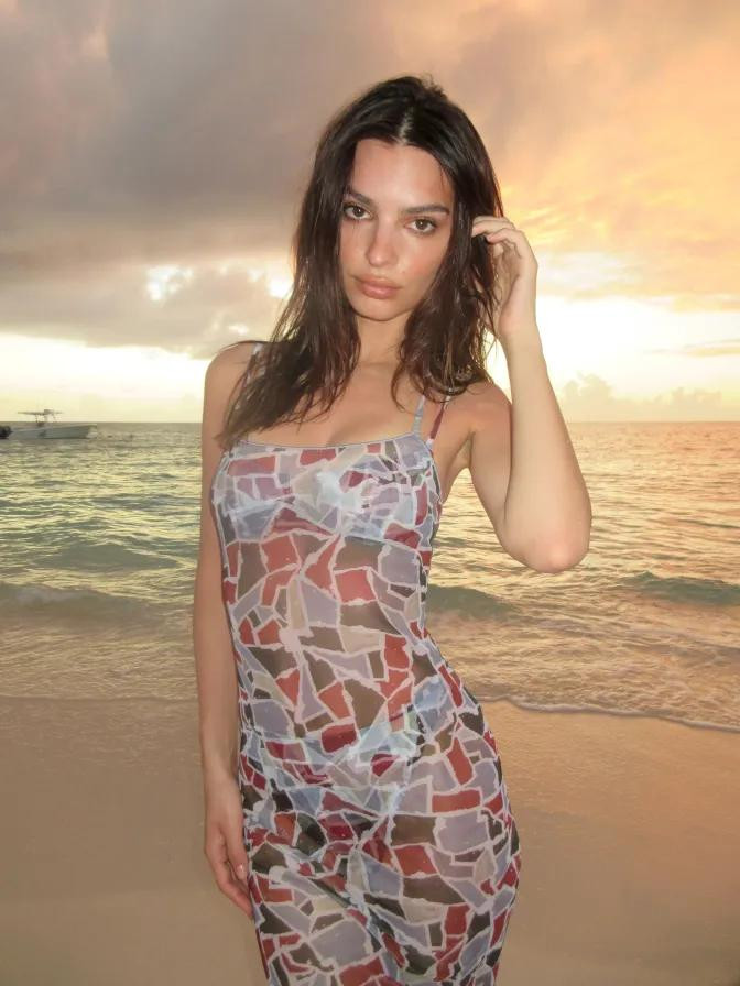 Emily Ratajkowski ra mắt thương hiệu đồ bơi Inamorata vào năm 2017. Sau đó, cô mở rộng thị trường bán hàng bằng việc kinh doanh thêm áo bra, tanks (dạng áo hai dây, ba lỗ) và nội y.