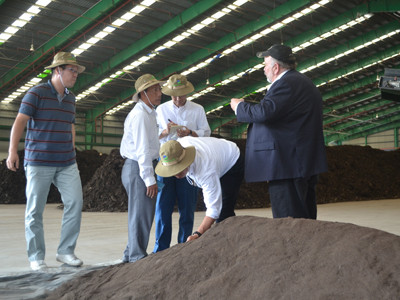 Đoàn Cục Môi trường Osaka tham quan dây chuyền sản xuất phân compost của VWS