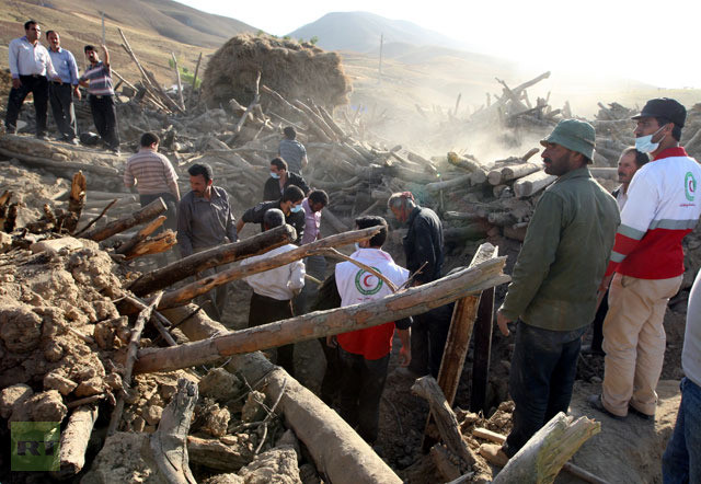 Quang cảnh đổ nát sau khi trận động đất tấn công Iran