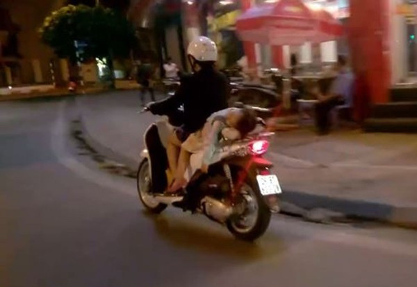 Hoảng hồn cảnh mẹ ‘diễn xiếc’ chở con ngủ gục sau yên xe ảnh 2