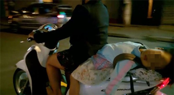 Hoảng hồn cảnh mẹ ‘diễn xiếc’ chở con ngủ gục sau yên xe ảnh 1