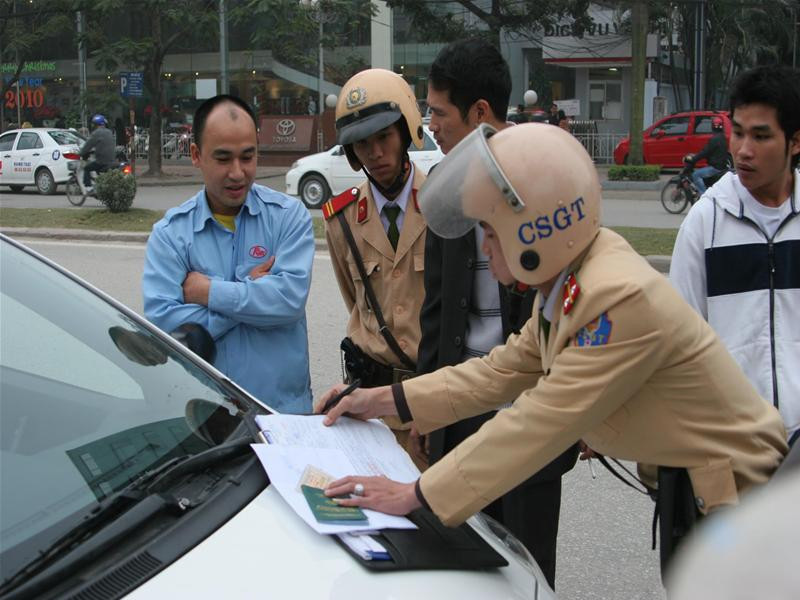 Lái xe và chiếc taxi vi phạm. Ảnh : PV